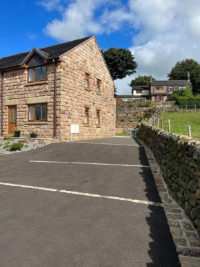 Staycation 3-bedroom home with panoramic views free off road parking